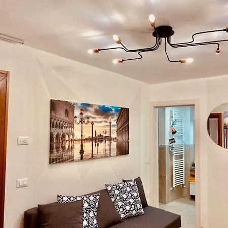 Casabella Casa Indipendente Con Corte بيت للعطل